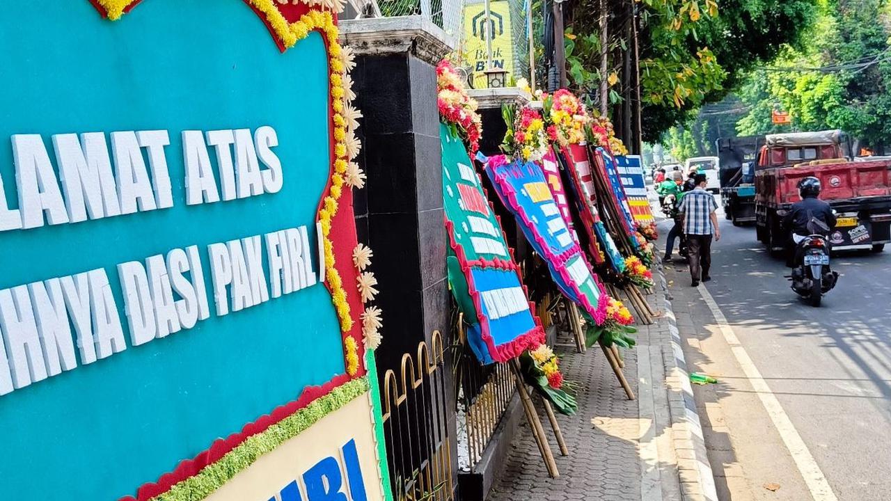 Potret PN Jakarta Selatan Dipenuhi Karangan Bunga saat Sidang Praperadilan Firli Bahuri