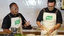Chef Norman Ismail dan Gun Gun memasak beberapa menu sehat seperti “Apel Salad Saus Madu” dan “Sate Ayam Kuah Soto Betawi” dengan Knorr Mushroom kaldu bubuk tanpa MSG di di sela-sela peluncuran Knorr Mushroom & Vegetable Seasoning, di Jakarta. (Liputan6.com/HO/Ading)
