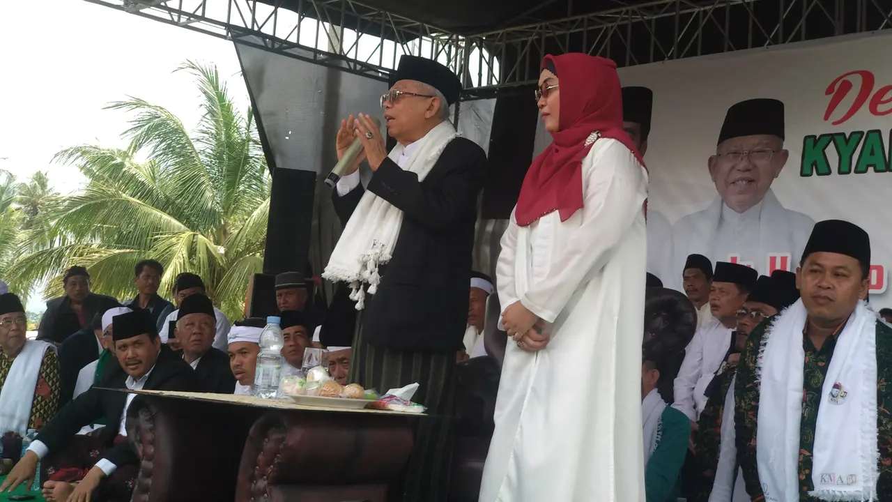 Cawapres nomor urut 01 Ma'ruf Amin mengenalkan istrinya di Pangandaran, Jabar.