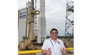 Dirut Telkom Alex J Sinaga di depan roket yang akan membawa satelit Telkom 3S beberapa tahun lalu. (Foto: Telkom)