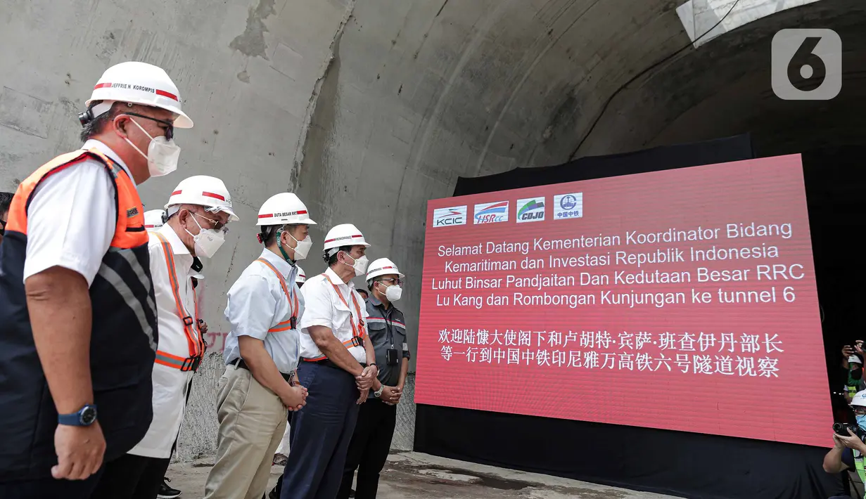 Menteri Koordinator Bidang Kemaritiman dan Investasi Luhut Binsar Panjaitan (kedua kanan) bersama Duta Besar RRT Lu Kang (tengah) menyaksikan layar besar saat meninjau Tunnel 6 proyek kereta cepat Jakarta-Bandung di Puwakarta, Jawa Barat, Rabu (30/3/2022). (Liputan6.com/Faizal Fanani)