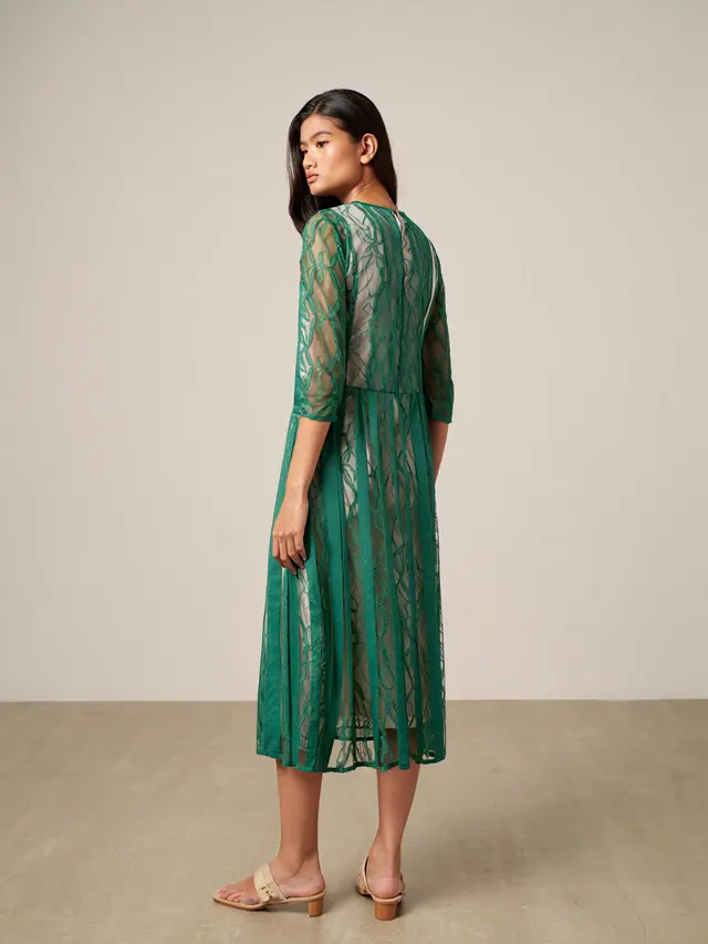 Midi Dress Brokat Simpel dan Elegan 2025