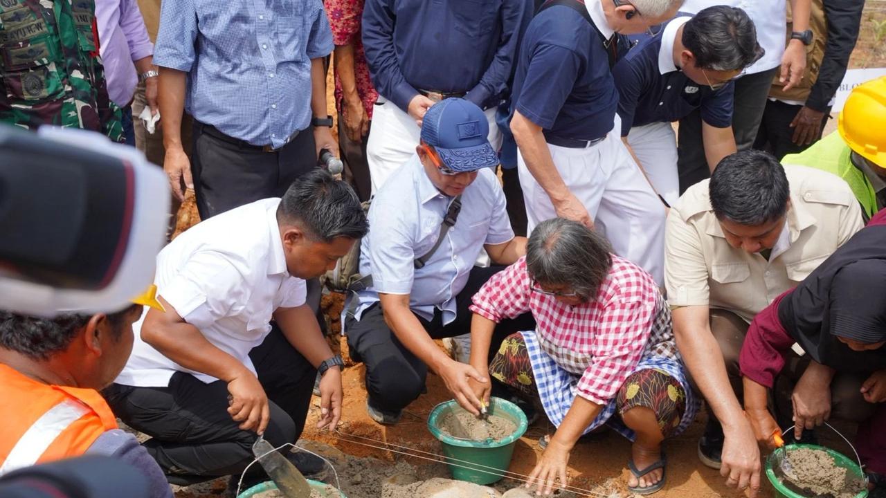 Mendagri Tito Karnavian saat menghadiri acara groundbreaking pembangunan huntap di area Gelanggang Olahraga (GOR) Sibolga