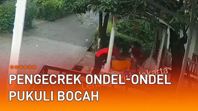 Terekam kamera CCTV seorang oknum pengecrek ondel-ondel lakukan pemukulan terhadap seorang bocah viral di media sosial.