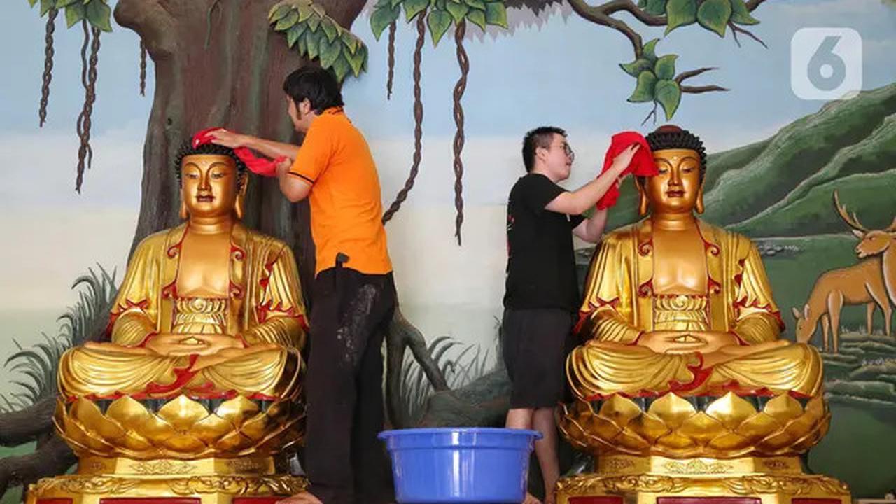 Melihat Ritual Bersih-bersih Patung dan Vihara Amurva Bhumi Jakarta
