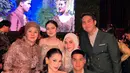 Agar tampil serasi bersama pasangan, kamu bisa tiru outfit couple ke kondangan ala artis. Intip inspirasi outfit couple ini dari El Rumi-Syifa Hadju hingga Al Ghazali-Alyssa Daguise [@diandramarsha]