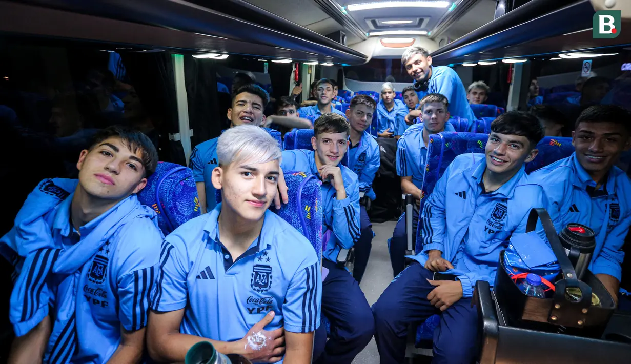 Momen pemain Timnas Argentina U-17 berpose di dalam bus saat tiba di Terminal 3 Bandara Soekarno Hatta, Tangerang, Banten, Rabu (1/11/2023). Timnas Argentina U-17 asuhan pelatih Diego Placente berkekuatan 21 pemain untuk bertempur di Piala Dunia U-17 2023. (Bola.com/Bagaskara Lazuardi)