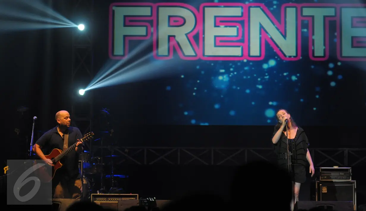 Frente saat beraksi di The 90’s Festival: Big Reunion yang digelar di kawasan Senayan, Jakarta, Sabtu (7/11/2015). Acara tersebut menjadi ajang reuni generasi tahun 90-an. (Liputan6.com/Herman Zakharia)