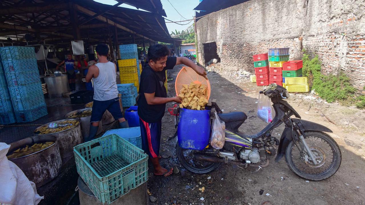 FOTO: Harga Kedelai Impor Naik Produsen Tahu di Depok Kurangi Ukuran Produk