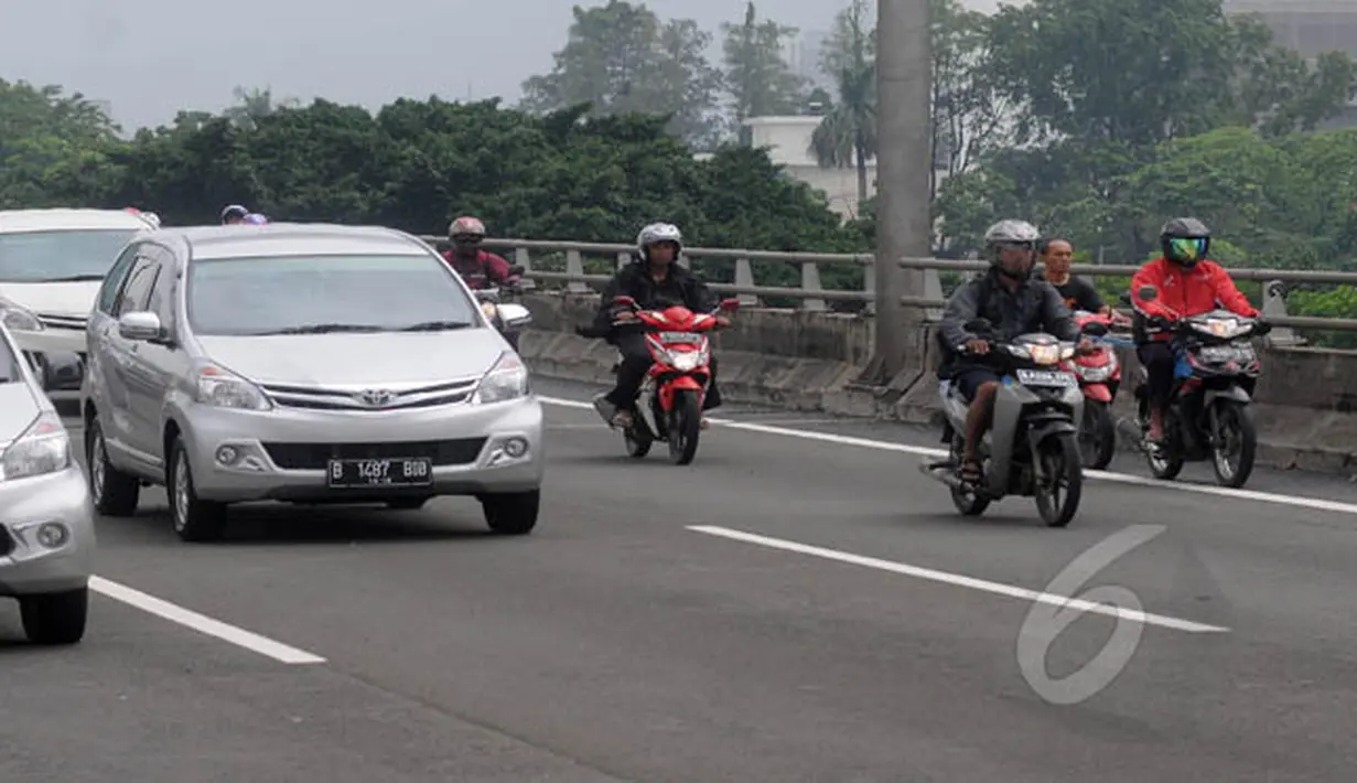Para pengendara sepeda motor saat diperbolehkan melintasi jalan tol Wiyoto Wiyono, Jakarta, Senin (10/2/2015). (Liputan6.com/Herman Zakharia)