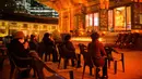 Warga berdoa di Kuil Jogyesa pada malam sebelum para siswa mengikuti ujian masuk universitas atau suneung, Seoul, Korea Selatan, 17 November 2021. Lebih dari setengah juta siswa akan mengikuti suneung di Korea Selatan. (Anthony WALLACE/AFP)