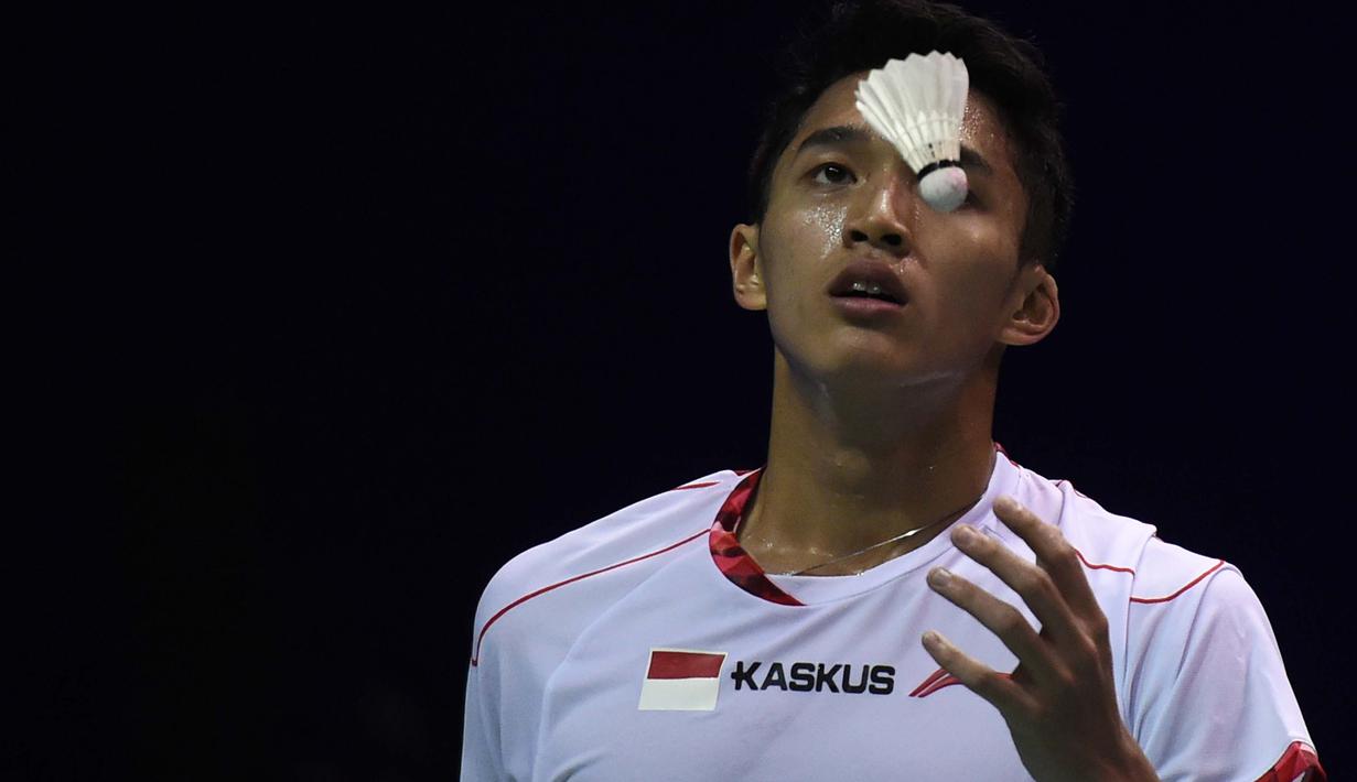 Jonatan Christie tumbang dari lawannya Son Wan Ho pada semifinal Piala Thomas di Kunshan, China (20/5/2016). (AFP/ Johannes Eisele)