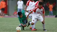 Pemain Timnas Indonesia U-16, Althaf Indie terjatuh saat berebut bola dengan pemain Persija  Pusat U-16 di Lapangan Atang Sutresna, Jakarta, Senin (4/7). Latih tanding ini persiapan akhir jelang  Piala AFF U-15 Thailand. (Liputan6.com/Helmi Fithriansyah)