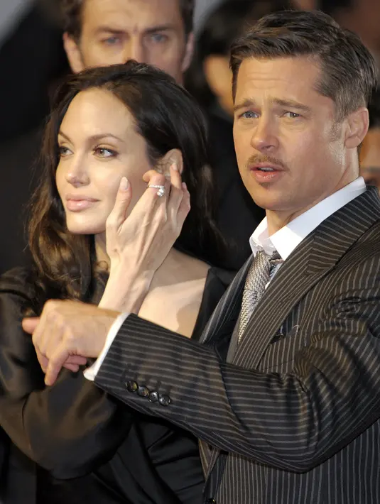 Belum resmi bercerai, tersiar kabar bahwa Pitt sangat sulit melakukan pertemuan dengan keenam anaknya. Mengingat Jolie yang membawa keenam anaknya berpindah rumah ke daerah Malibu. (AFP/Bintang.com)