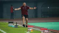 Ekspresi kecewa pelatih kepala PSM Makassar, Bernardo Tavares Fernando Jose saat laga pekan ke-10 BRI Liga 1 2022/2023 antara Dewa United FC melawan PSM Makassar di Stadion Indomilk Arena, Tangerang, Kamis (15/9/2022). (Bola.com/Bagaskara Lazuardi)