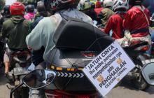 FOTO: Kocak, Tulisan Rindu Pemudik Sepeda Motor Jadi Sorotan di Tengah Arus Mudik Jalur Pantura