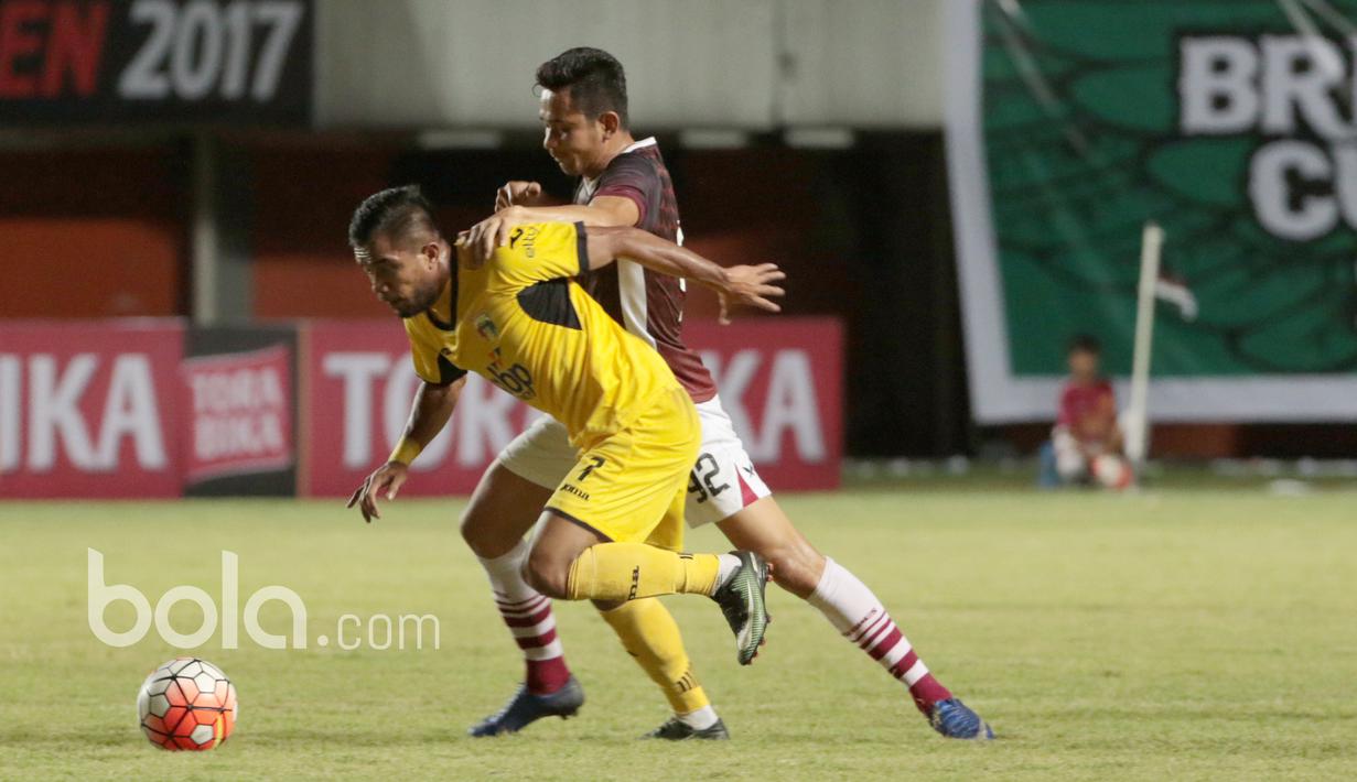 Aksi pemain Mitra Kukar, Zulham Zamrun melewati hadangan pemain Gresik United pada partai kedua Grup 1 Piala Presiden 2017 di Stadion Maguwoharjo, Sleman, Sabtu (4/2/2017). Mitra Kukar menang 1-0. (Bola.com/Nicklas Hanoatubun)