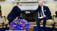 Perdana Menteri Israel Naftali Bennett (kiri) mengunjungi Biden di Washington, DC pada Agustus 2021 [File: Evan Vucci/AP]