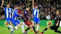 Pemain Barcelona, Lionel Messi (tengah)  melakukan tembakan yang dihadang kiper Espanyol, Pau Lopez pada laga 16 besar Copa del Rey di Stadion Camp Nou, Barcelona, Kamis (7/1/2016) dini hari WIB.  (AFP Photo/Pau Barrena)