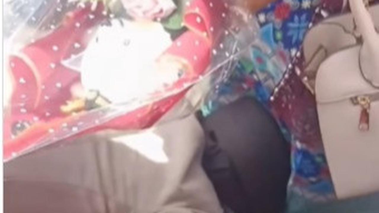 Sosok Bintara Penyandang Disabilitas Bersimpuh Haru di Kaki Sang Ibu