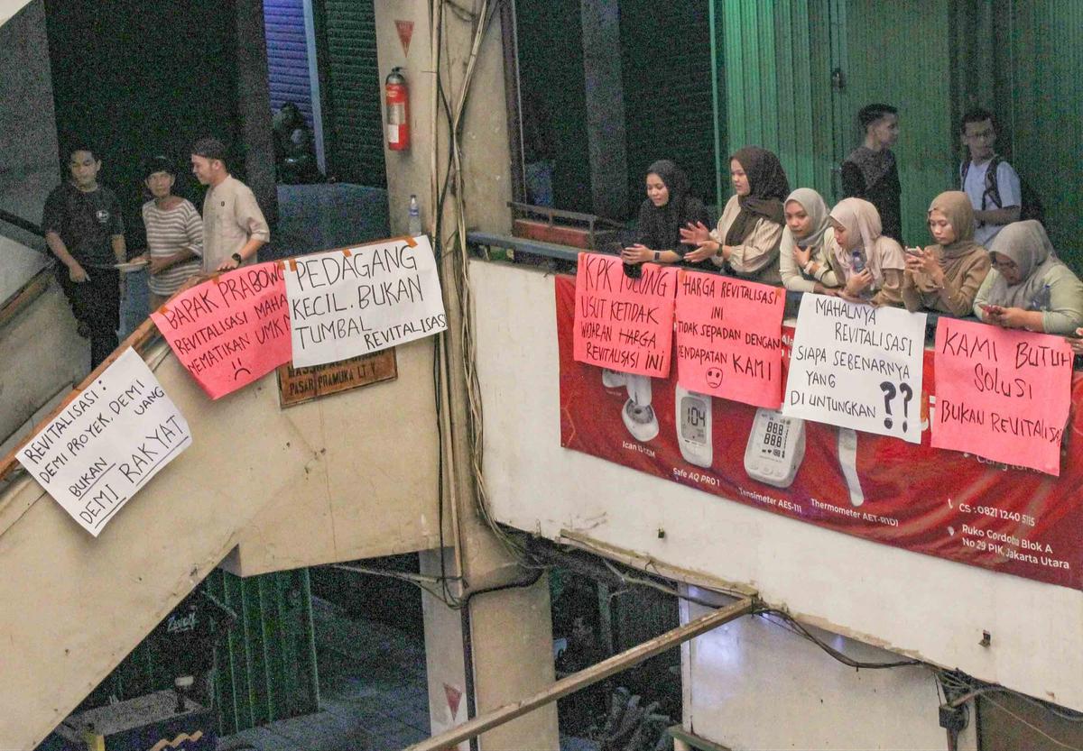 FOTO: Pasar Pramuka Lumpuh, Pedagang Gelar Aksi Tolak Revitalisasi yang Dinilai Memberatkan