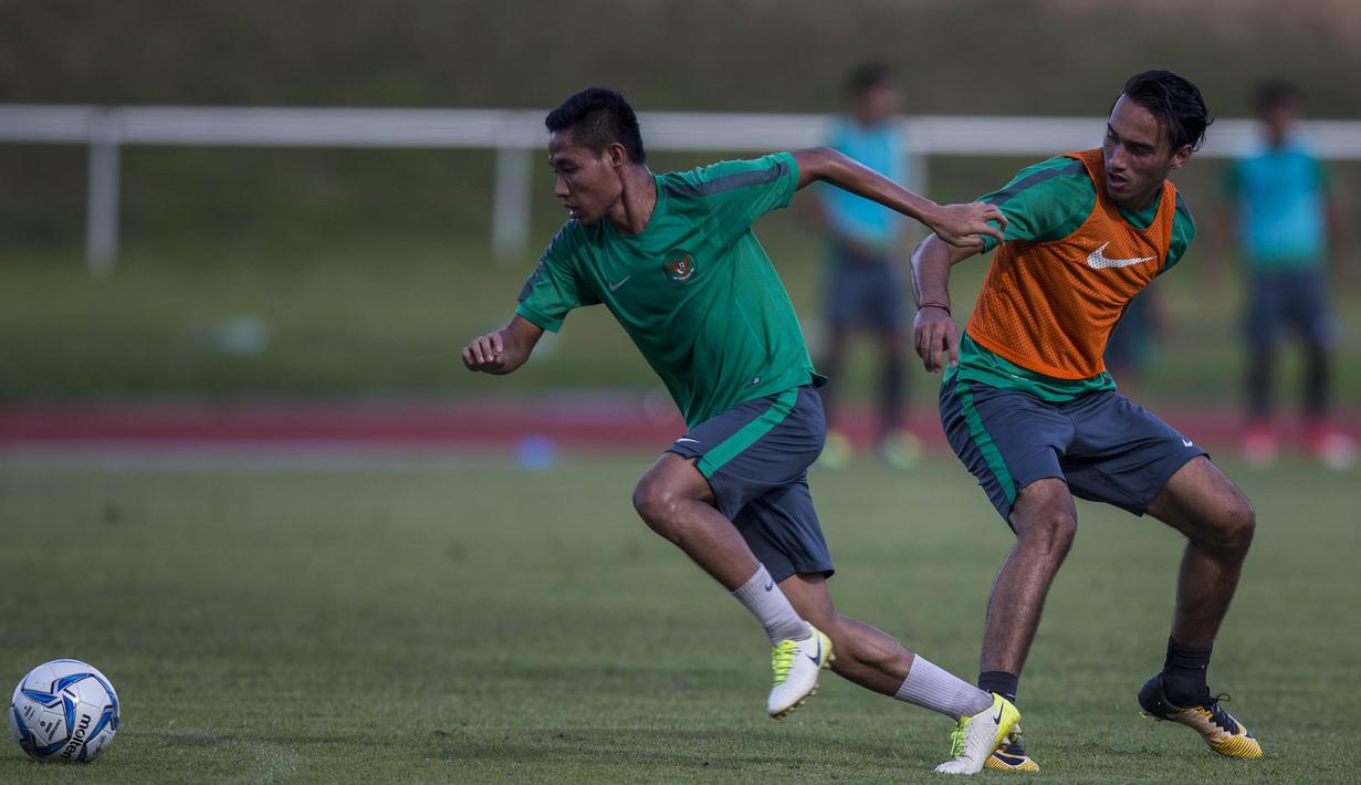 Pemain Timnas Indonesia U-22. Evan Dimas, berhasil melewati Ezra Walian saat latihan di Stadion UKM, Selangor, Senin (14/8/2017). Ini merupakan latihan terakhir jelang laga SEA Games melawan Thailand. (Bola.com/Vitalis Yogi Trisna)