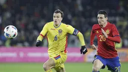 Pemain Romania, Vlad Chiriches (kiri) mengejar bola bersama pemain Spanyol, Aritz Aduriz pada laga persahabatan di Stadion Cluj Arena, Cluj, Senin (28/3/2016) dini hari WIB.  (REUTERS/Inquam Photos/Octav Ganea)