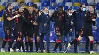 Para pemain Real Sociedad merayakan gol penyeimbang 1-1 yang dicetak striker Willian Jose dalam laga lanjutan Liga Europa 2020/21 Grup F melawan Napoli di Diego Armando Maradona Stadium, Kamis (10/12/2020). Real Sociedad bermain imbang 1-1 dengan Napoli. (AFP/Alberto Pizzoli)
