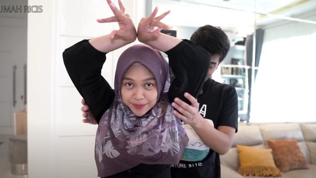 Tingkah mesra Ria Ricis dan Teuku Ryan setelah memiliki anak pertama. (YouTube Rumah Ricis)