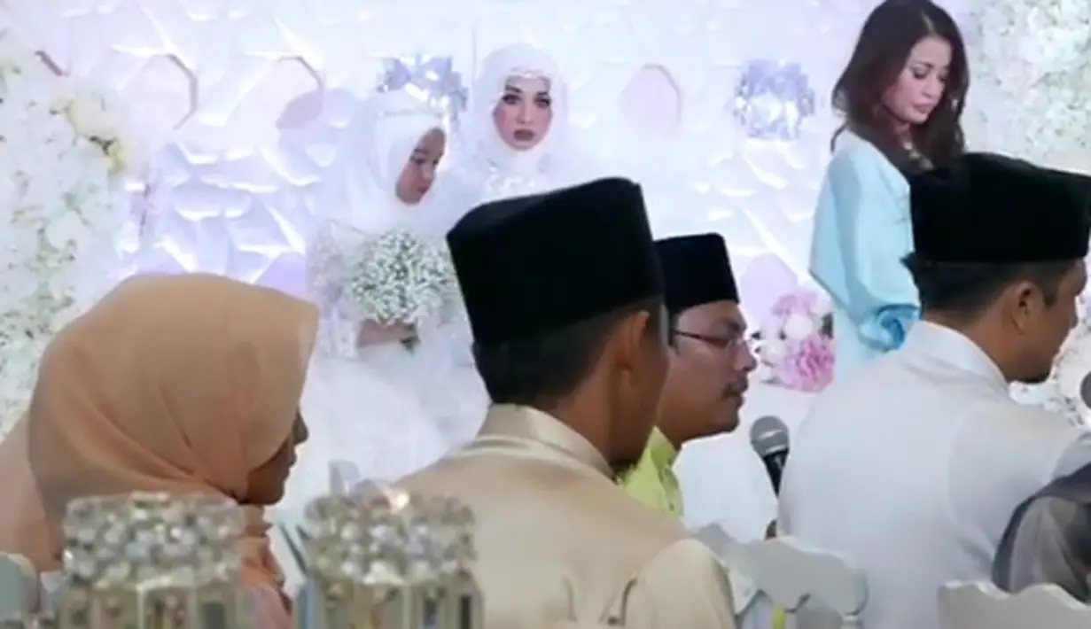 Menurut media tersebut, beberapa selebriti juga terlihat menjadi saksi pernikahan pasangan ini. Diantaranya ada penyanyi senior Melly Goeslaw, Shireen Sungkar, didampingi suami, Teuku Wisnu dan Nora Danish. (Instagram/noradanish)