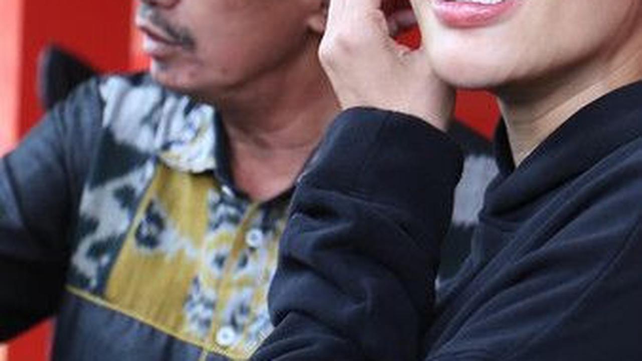 "Sudah dua tahun gak main ke kantor polisi, udah damai hidupnya. Saya silaturahmi, sekalian laporin orang. Tunggu aja gak lama kok," ungkap Nikita.&nbsp;