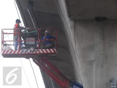 Dua pekerja tengah memasang pipa saluran air di jalan layang khusus TransJakarta Tendean-Ciledug, di Jakarta, Kamis (24/22). Proyek pembangunan jalan layang Transjakarta Koridor XIII Tendean-Ciledug sudah hampir rampung. (Liputan6.com/Helmi Afandi)