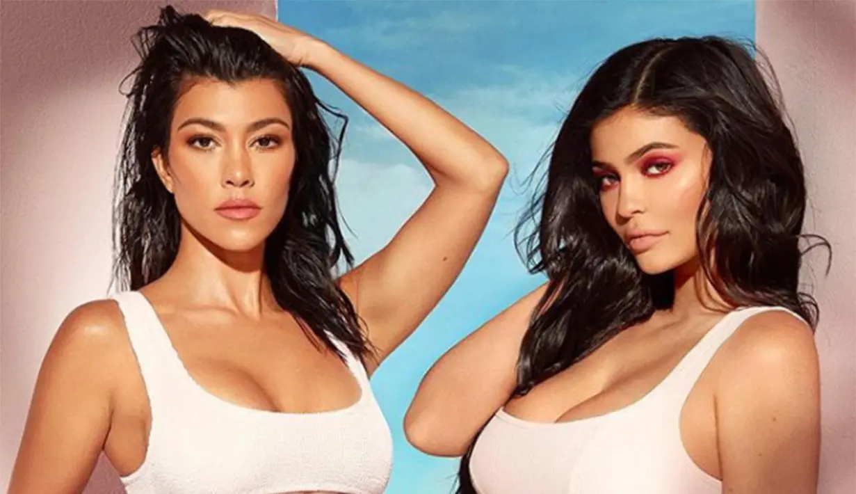 Kourtney Kardashian dan Kylie Jenner pamer sport bra saat promosikan koleksi lipstick baru. (instagram/kourtneykardashian)