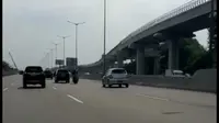 Viral perempuan naik motor bonceng tiga masuk Tol Jakarta-Cikampek. Pemotor tersebut terjatuh setelah menyenggol mobil yang melintas. (istimewa)