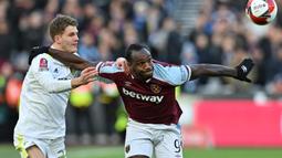 Leo Fuhr Hjelde. Bek kiri berusia 19 tahun ini kini tengah menjalani musim keduanya bersama Leeds United U-21 di Liga Inggris. Ia didatangkan pada awal musim 2021/2022 dari Glasgow Celtic B dan masih terikat kontrak hingga Juni 2025. Musim ini ia masih berlaga bersama tim reserve Leeds United. Serupa dengan Erling Haaland, ia juga mewarisi bakat sang ayah yang juga berprofesi sebagai pesepak bola, yaitu Jon Olav Hjelde. Bersama Timnas Norwegia ia belum melakukan debut bersama timnas senior, sementara bersama Timnas U-21 ia telah mengoleksi 4 caps dengan raihan 1 assist sejak melakukan debut pada 12 November 2021. (AFP/Justin Tallis)