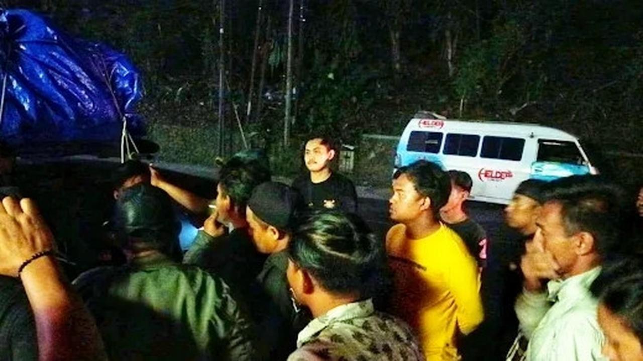 Sopir angkot sweeping travel gelap