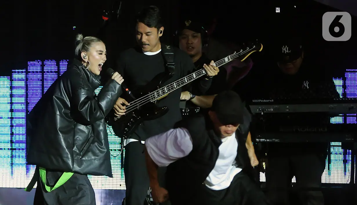 Penyanyi Agnez Mo saat memeriahkan perayaan Malam Puncak HUT SCTV 33 XtraOrdinary di Studio 6 Emtek City, Jakarta pada Kamis (24/8/2023). (Fimela.com/Bambang Ekoros Purnama)