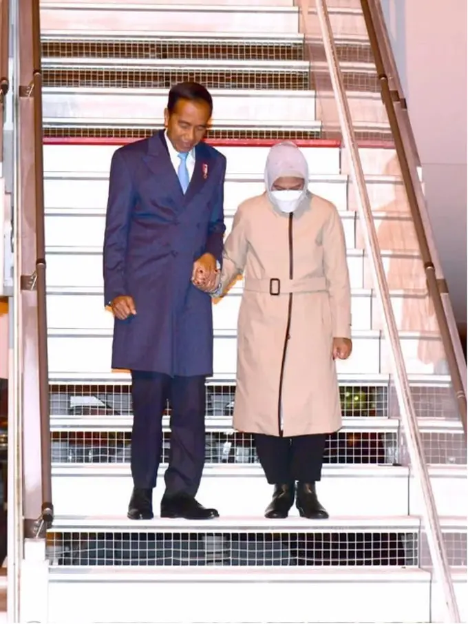Gaya Iriana Jokowi saat Tiba di Brussels, Tetap Trendi di Cuaca Dingin