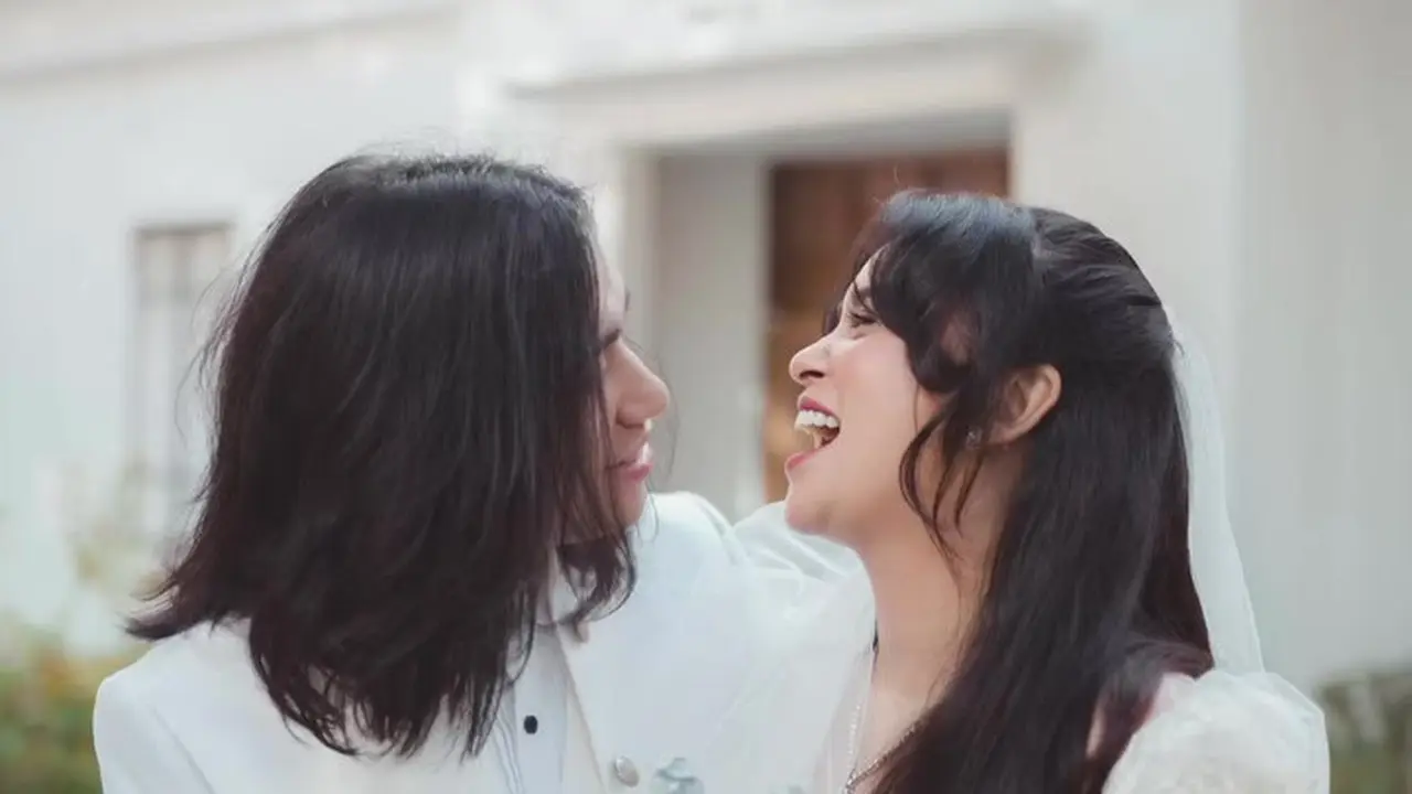 6 Potret Busana Nikah Ayushita dan Gerald Situmorang, Modern-Vintage Penuh Romansa