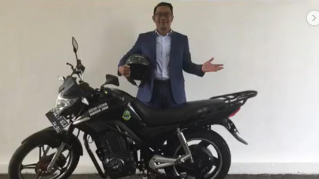Ridwan Kamil menggunakan motor listrik untuk menunjang kegiatannya sebagai Gubernur Jawa Barat.