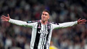 Dusan Vlahovic dari Juventus merayakan gol yang mengubah skor jadi 2-0 dalam pertandingan Serie A antara Juventus dan Udinese di Allianz Stadium, Minggu, 18 Mei 2025. (Spada/LaPresse via AP)