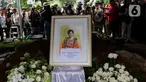Jenazah penyanyi senior Titiek Puspa sesaat sebelum dimakamkan di Tempat Pemakaman Umum (TPU) Tanah Kusir, Jakarta, Jumat (11/4/2025). (Liputan6.com/Herman Zakharia)
