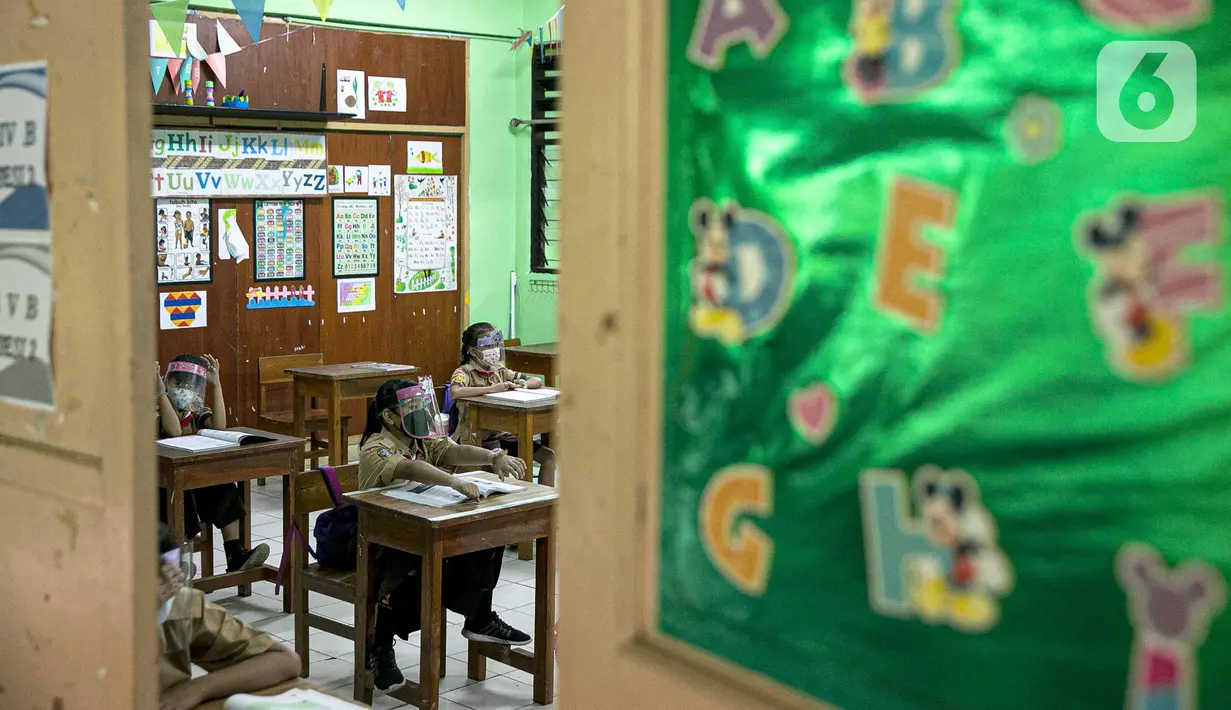 Suasana hari pertama uji coba Pembelajaran Tatap Muka (PTM) di SDN Kenari 08 Pagi, Jakarta, Rabu (7/4/2021). Skema yang akan diterapkan adalah pembelajaran tatap muka secara bergantian di dalam ruangan maksimum 50 persen dari kapasitas ruangan. (Liputan6.com/Faizal Fanani)