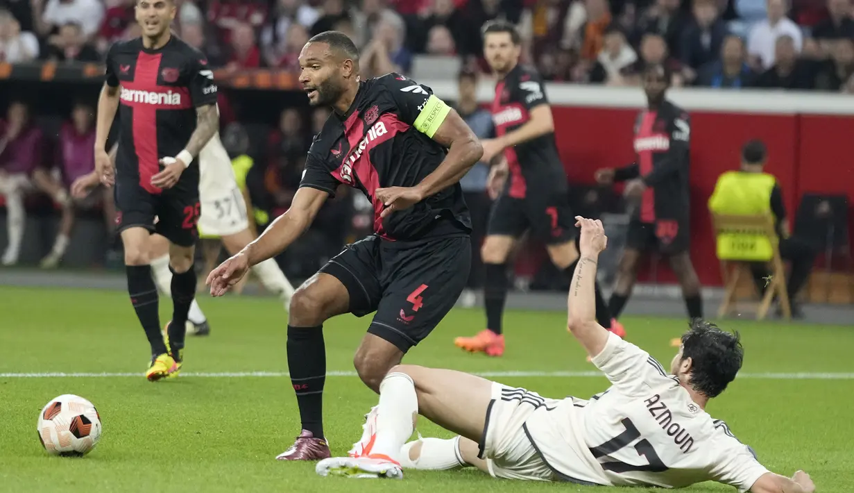Striker AS Roma, Sardar Azmoun (bawah) berusaha merebut bola dari penguasaan bek Bayer Laverkusen, Jonathan Tah pada laga leg kedua semifinal Liga Europa 2023/2024 di BayArena, Leverkusen, Kamis (9/5/2024). (AP Photo/Matthias Schrader)