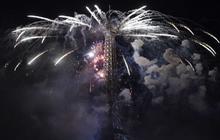 Rayakan Hari Bastille, Menara Eiffel terang benderang