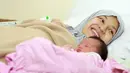 "Alhamdulillah telah lahir putri ke-dua kami, "Miskha Arrawfa Najma" tadi mlm jam 23:59 .. Berat - Panjang : 2,8 Kg - 48 Cm...." tulis natasharizkynew sebagai keterangan foto. (Deki Prayoga/Bintang.com)