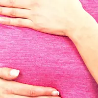 Apakah kamu memang harus segera melakukan operasi jika menemukan ada benjolan di payudara? Temukan jawabannya di sini. (Foto: healthination.com)