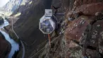 Seorang tamu melakukan yoga di atas kapsul tidur di Skylodge Adventure Suites di Lembah Suci di Cuzco, Peru, 14 Agustus 2015. Hotel yang tergantung dengan ketinggian 400 meter ini memiliki tarif sekitar Rp 4 juta per malam. (REUTERS/Pilar Olivares)