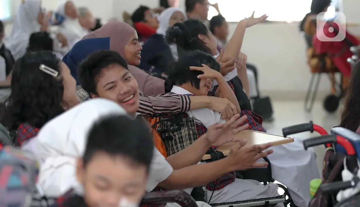 Sejumlah siswa saat hari pertama masuk sekolah di SLB Yayasan Pembinaan Anak Cacat (YPAC) , Jakarta, Senin (8/7/2024). (Liputan6.com/Herman Zakharia)