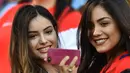 Dua Suporter Cantik asal Chili tengah berfoto selfie saat timnya melawan Argentina pada Copa Amerika Centenario 2016 di Stadion Levi's, Santa Clara, California, Amerika Serikat, (7/6/2016) WIB. (AFP/Josh Edelson)
